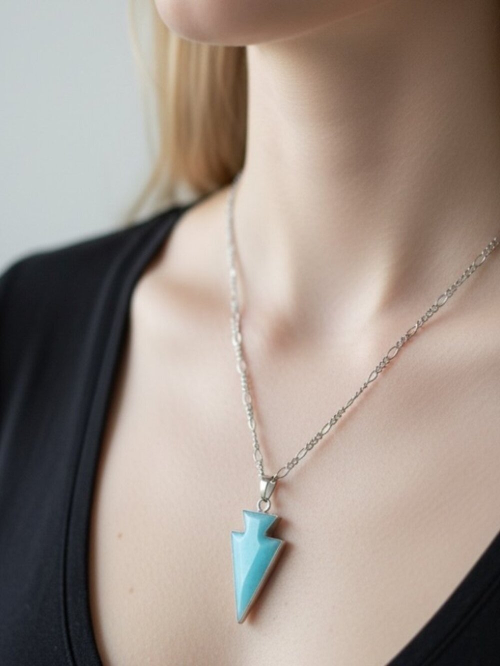 5/$25💎 Turquoise Stone Arrow Pendant on Silver Tone Chain